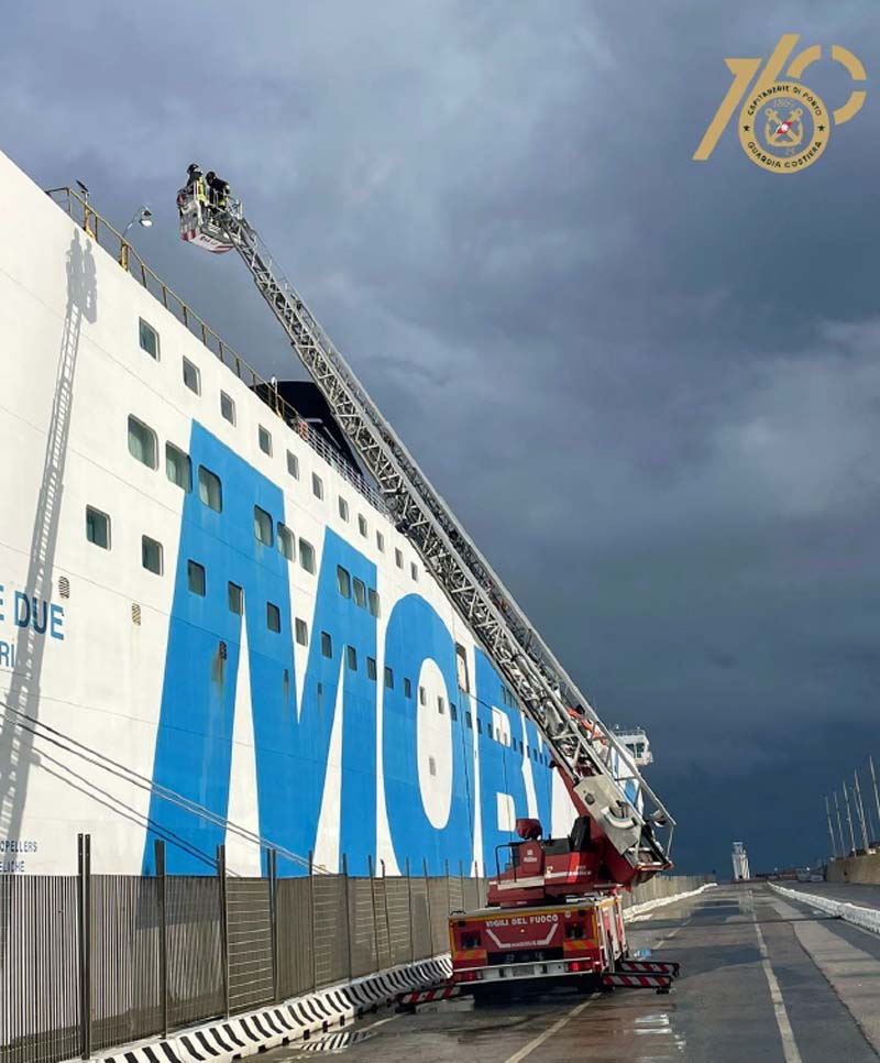 I vigili del fuoco in azione sulla Moby Ale