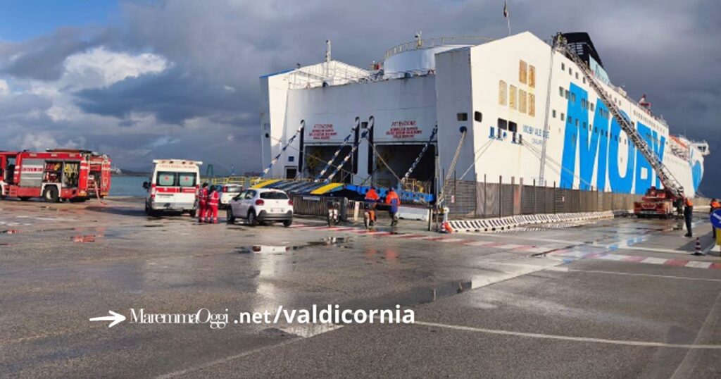Un momento dell'esercitazione sul porto di Piombino, incendio simulato sulla Moby Ale
