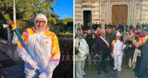 Una tedofora con il sindaco e il Conte Max con la fiamma olimpica