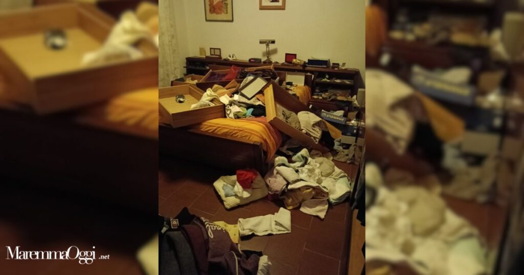 La camera da letto della casa dopo il furto