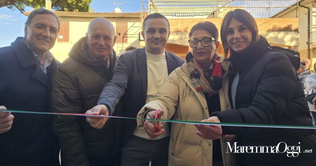 Il momento del taglio del nastro