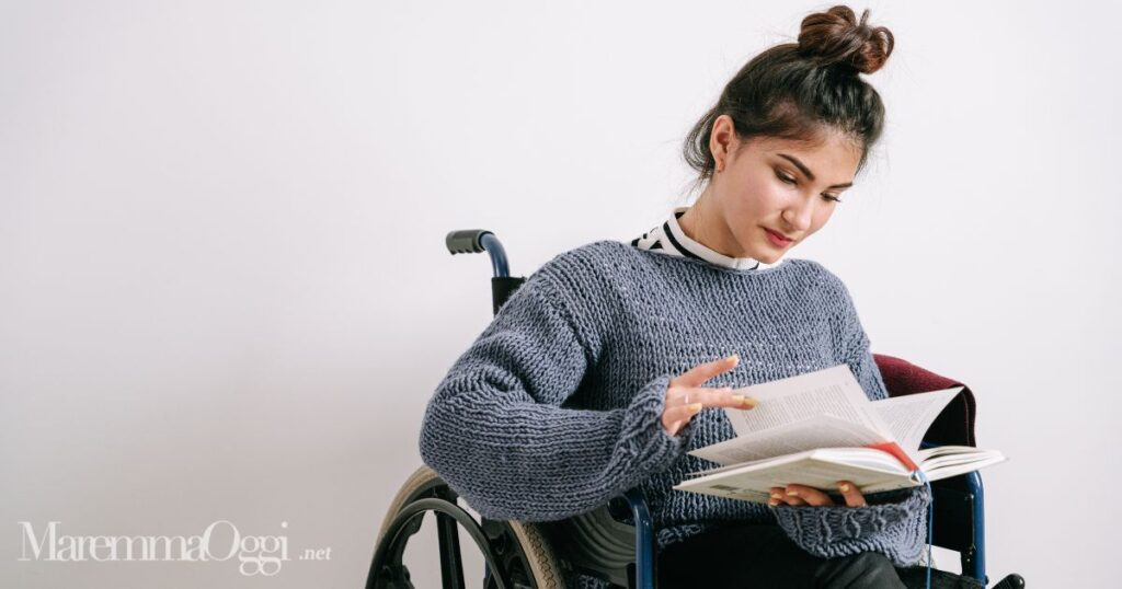 Una donna sulla sedia a rotelle