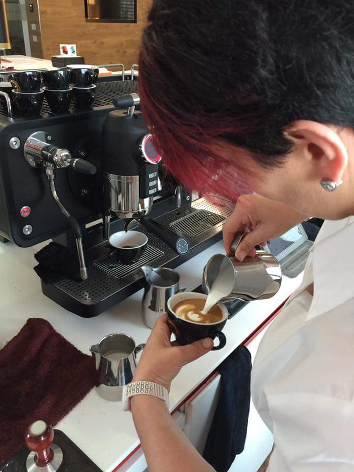 Laura Doni nella sua caffetteria in corso Italia