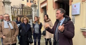 Marras davanti alla sede distaccata della Regione, nel palazzo del Genio civile, accanto al museo Archeologico