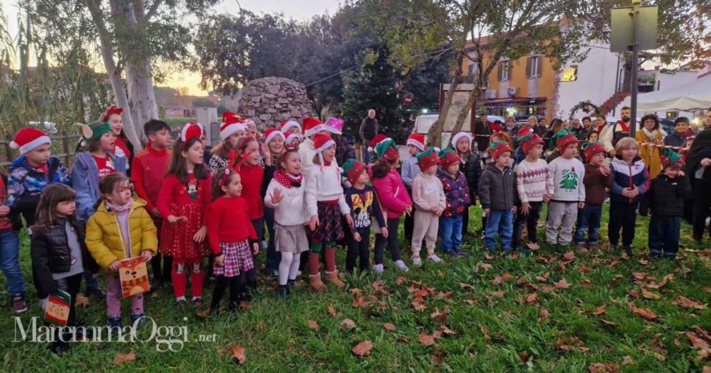 I bambini di Roselle cantano i canti natalizi durante la festa in piazza