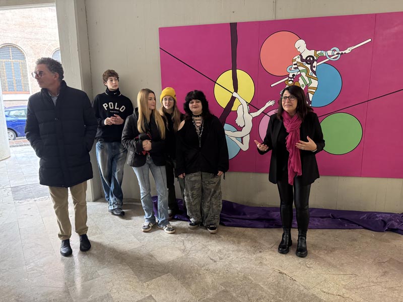 L'assessora Angela Amante davanti al murale