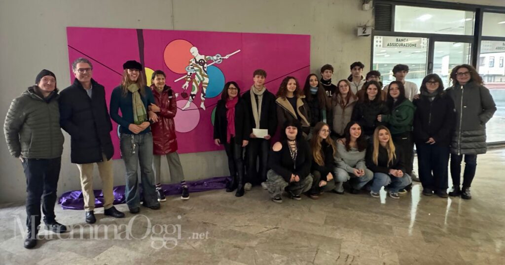 Il murale della gentilezza a palazzo Cosimini, i ragazzi dell'Artistico con il preside Marco D'Acquino e l'assessora Angela Amante