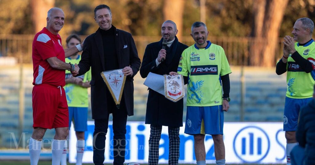 Fabrizio Rossi con Dino Svetoni e gli altri partecipanti al Torneo di Natale (foto Aldo Giuliani per MaremmaOggi)