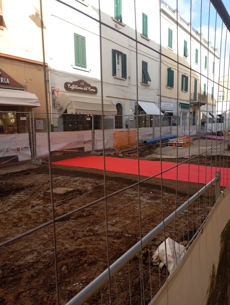 Un passaggio nel bel mezzo del cantiere