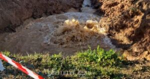 La grossa perdita d'acqua a Bagno di Gavorrano