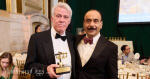 Pier Cristoforo Giulianotti con il premio e il chirurgo Ashutosh Tewari