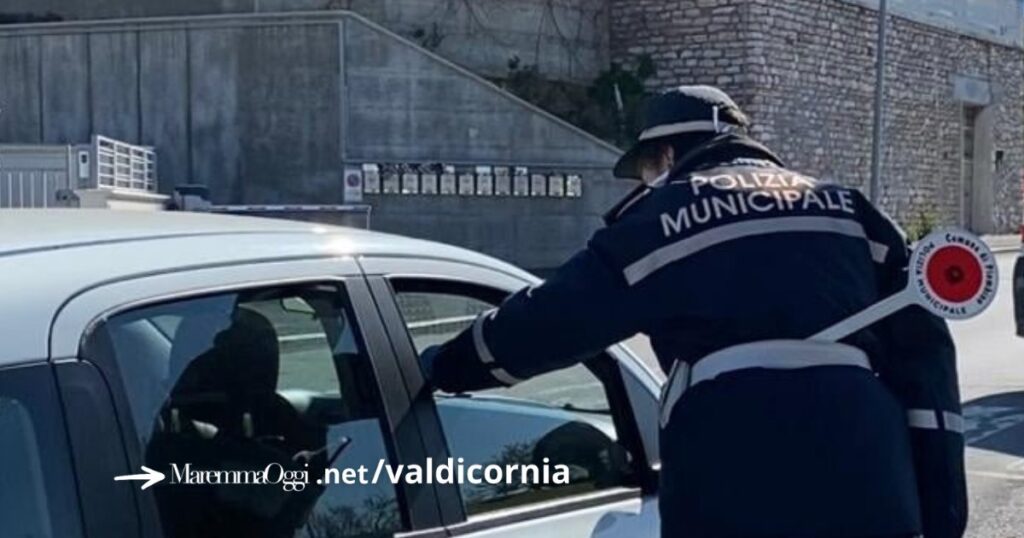 Un agente di polizia municipale nella zona di Salivoli, a Piombino
