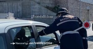 Un agente di polizia municipale nella zona di Salivoli, a Piombino