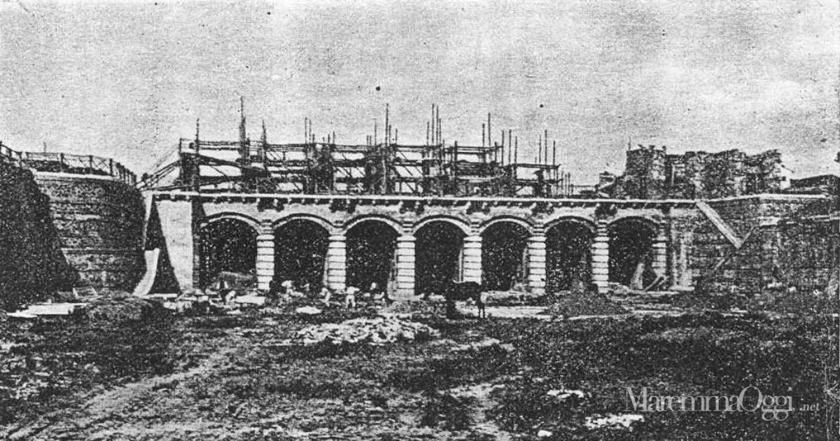 In una foto d'epoca, la costruzione del ponte Tura
