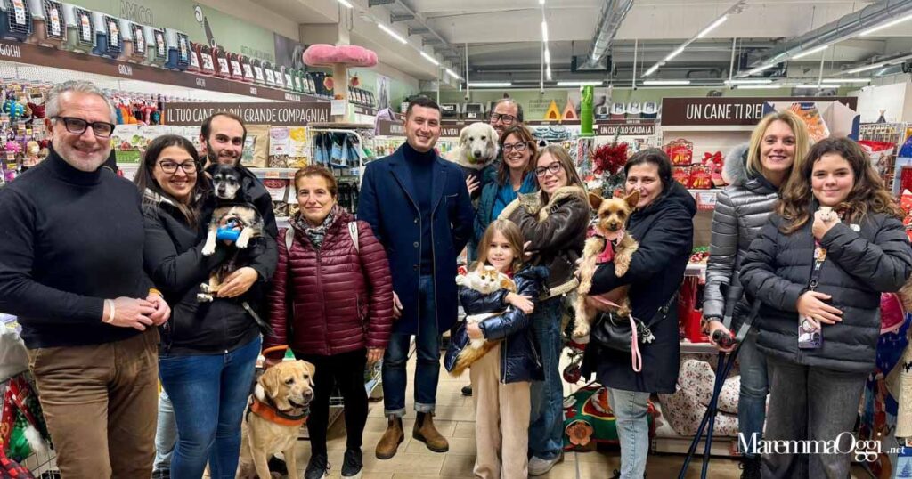 Alessio Degli Innocenti di Conad con il gruppo dei premiati e i loro piccoli amici del cuore