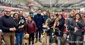 Alessio Degli Innocenti di Conad con il gruppo dei premiati e i loro piccoli amici del cuore