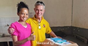 Nella foto un operatrice del dispensario e Renzo Ferretti nel momento della consegna