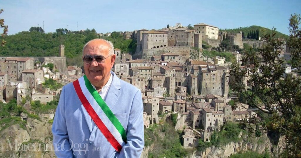 Una veduta di Sorano e il sindaco Ugo Lotti
