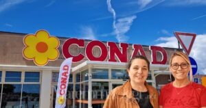 Il supermercato Conad di Castiglione, l'assessora al sociale Sandra Mucciarini e la sindaca Elena Nappi