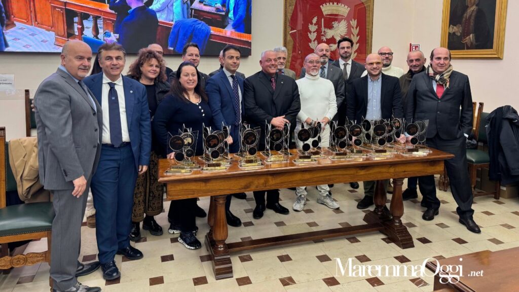 I premiati di Tuscany in the world in sala consiliare, con Manuel Vescovi