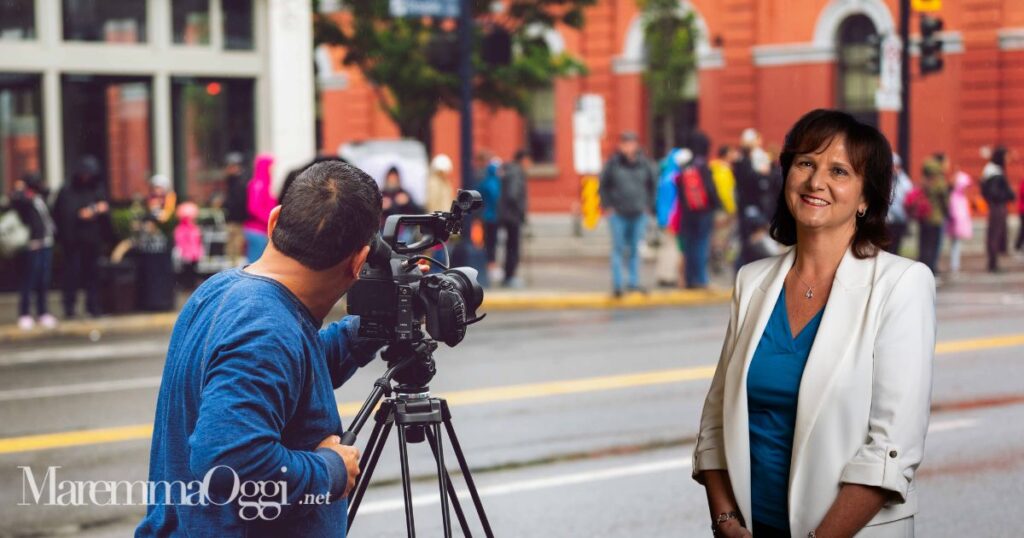Un tecnico che riprende e Cristiana Frascati