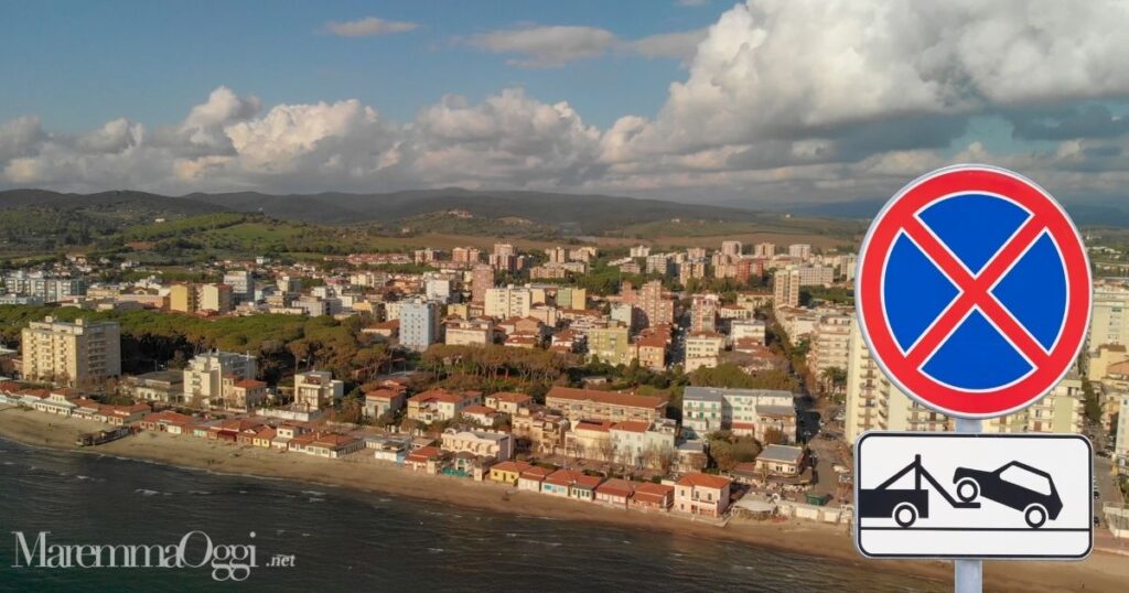 Una veduta di Follonica e un cartello di divieto di sosta