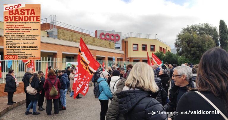 La manifestazione di fronte di fronte alla sede della Coop di Riotorto
