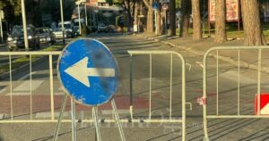 Le transenne in viale Uranio all'altezza di via Cavalcanti