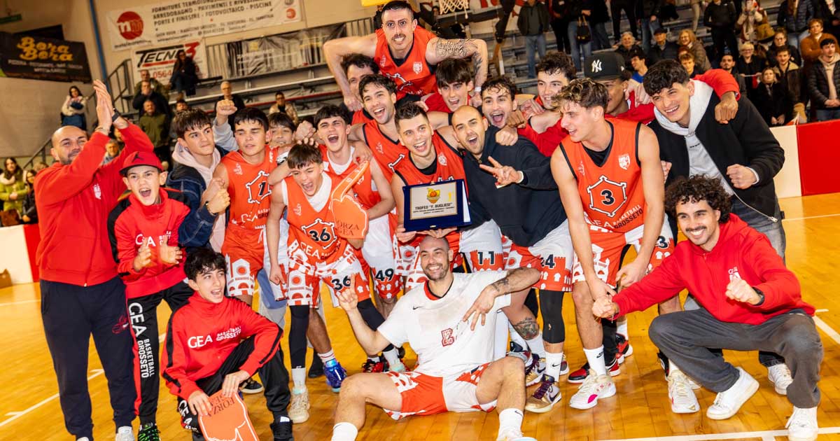 La festa in campo, giocatori, tecnici e ragazzi delle giovanili