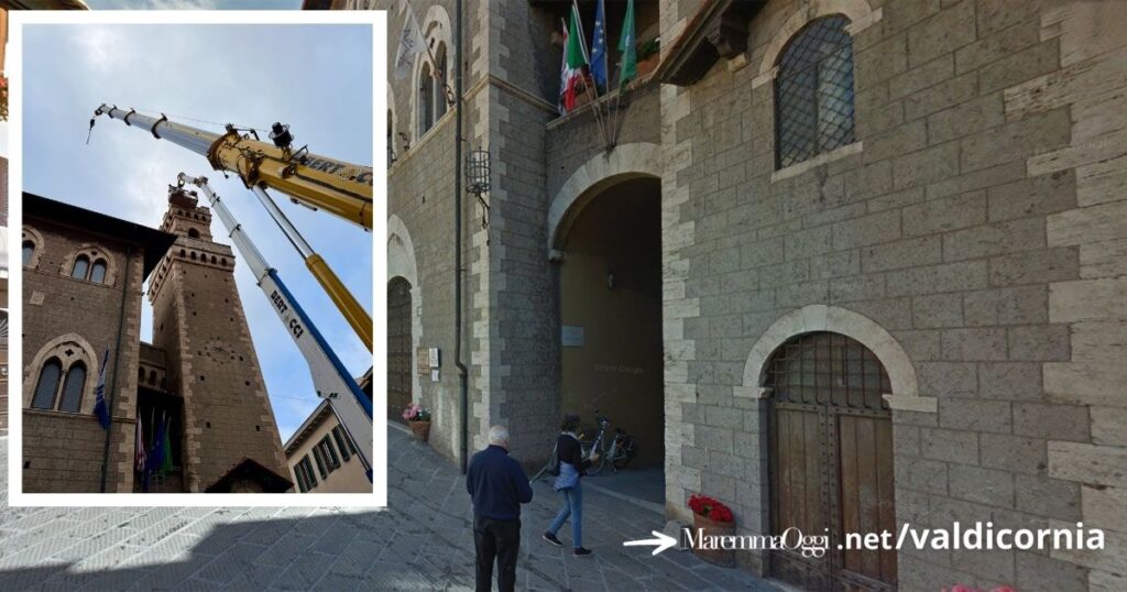 Il palazzo comunale di Piombino, nel riquadro un'immagine dell'intervento alla campana