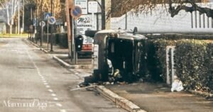 L'auto ribaltata sul fianco
