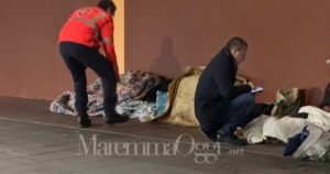 Don Claudio e un volontario del Cisom durante un'attività di Abitare la notte, progetto di Caritas e altre 4 associazioni