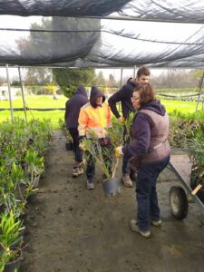 Adriana insieme ai ragazzi durante le attività al vivaio