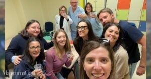 Il brindisi di Alessandro Monaci con i colleghi