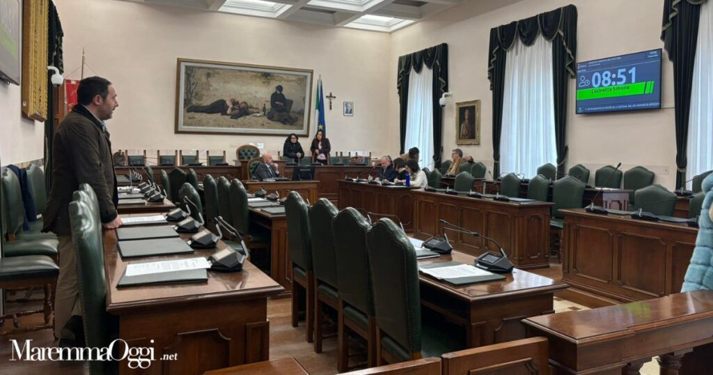 L'aula del consiglio comunale con il solo Gino Tornusciolo presente dei consiglieri