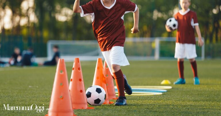 Alcuni bambini che giocano a calcio (foto d'archivio)