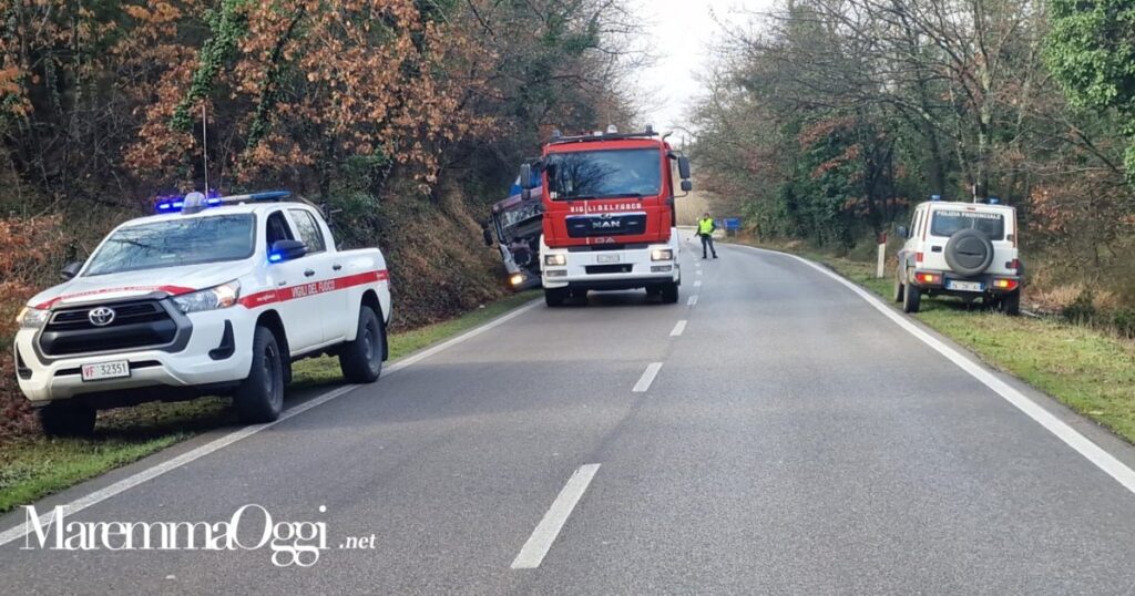 Il camion fuori strada all'inizio del Cipressino