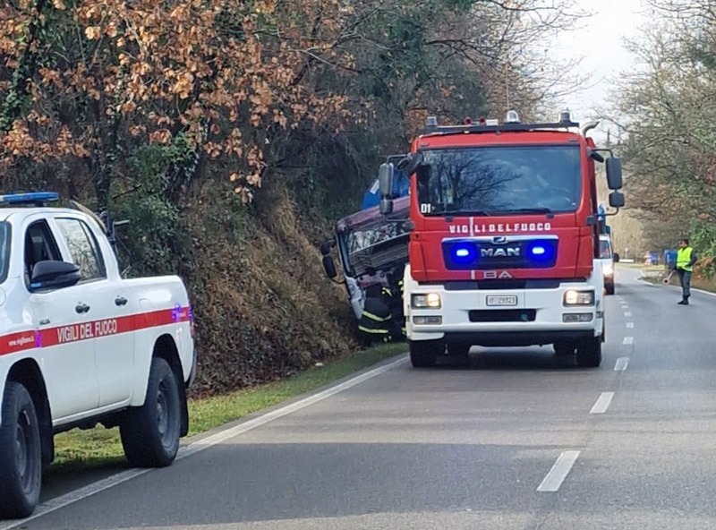 Un'altra immagine del camion fuori strada