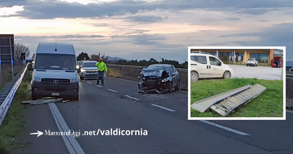 Una delle auto che ha sbattuto contro le rampe e le due rampe sull'erba davanti all'autogrill
