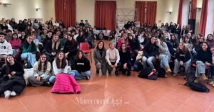 I ragazzi del Rosmini in biblioteca per la consegna delle certificazioni linguistiche