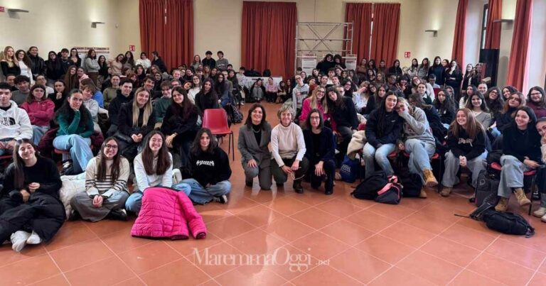I ragazzi del Rosmini in biblioteca per la consegna delle certificazioni linguistiche