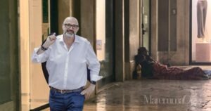 Un senzatetto che dorme sotto ai portici in piazza Duomo e Leonardo Culicchi