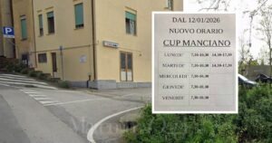 Il Cup di Manciano e il cartello con i nuovi orari
