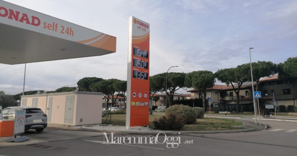 Il distributore Conad di via Scansanese con i nuovi prezzi in vigore dalle 13 del 16 gennaio