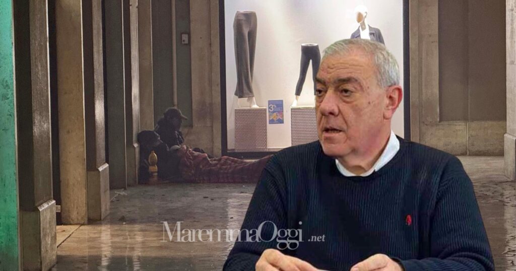 Don Enzo e un senzatetto che dorme sotto ai portici, in piazza Duomo a Grosseto