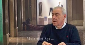 Don Enzo e un senzatetto che dorme sotto ai portici, in piazza Duomo a Grosseto