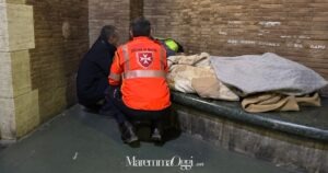 Don Claudio della Caritas e un volontario del Cisom parlano con un senzatetto sotto alle Poste centrali a Grosseto