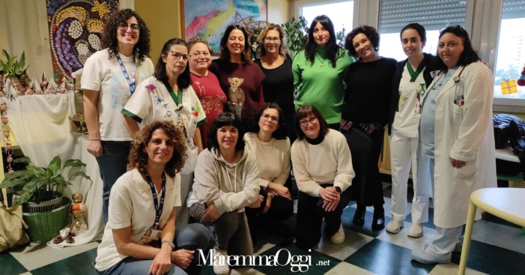 Eli e le tanto pe' canta' con il personale medico e infermieristico della Pediatria