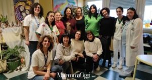 Eli e le tanto pe' canta' con il personale medico e infermieristico della Pediatria