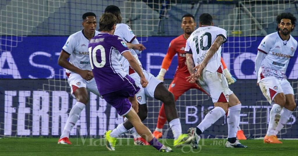 Un momento di Fiorentina Cagliari, sulla maglia non c'è più lo sponsor Lamioni Holding